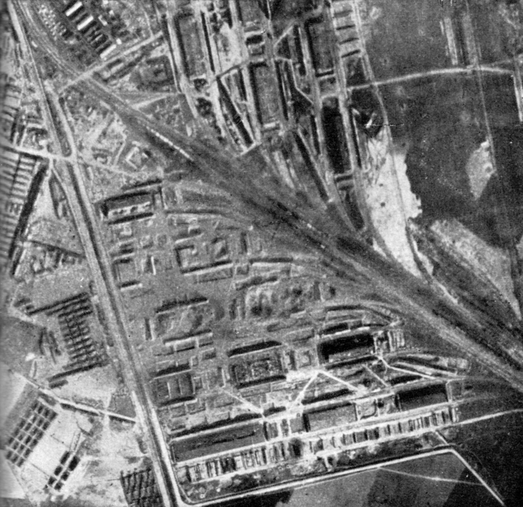 Luftbild des zerstörten Munitionslagers Blargies